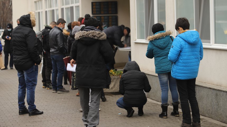 Напрежение сред чакащите на опашка за ваксинация пред болница "Св. Анна" 