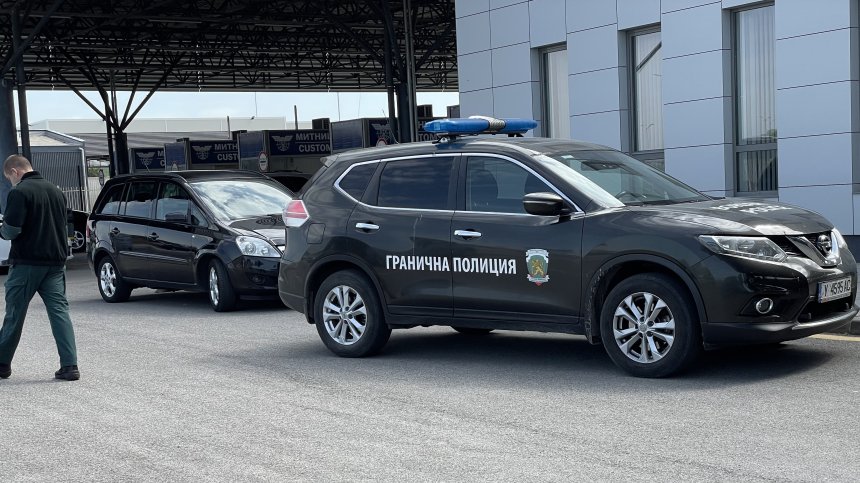 Трима мъже са обвинени за подпомагане на сирийски мигранти да преминат страната