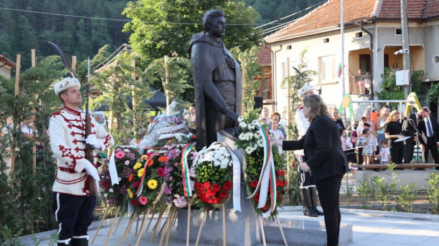 Откриха паметник на Васил Левски в Етрополе в присъствието на Наталия Киселова (+СНИМКИ)