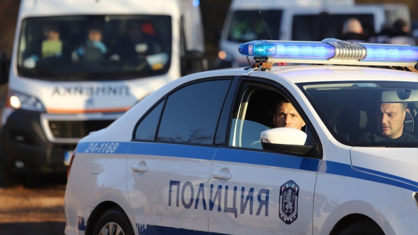 Заловиха 7 мигранти в камион край Ямбол, двама от тях са непълнолетни