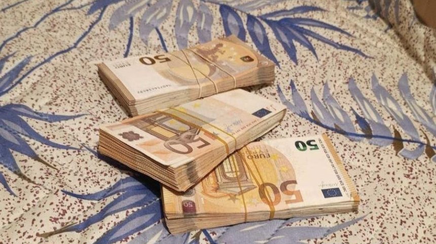 Нов удар срещу купения вот: МВР откри 20 000 евро и снимки на лични карти