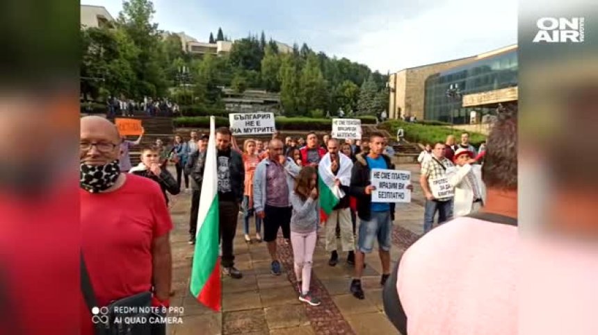 Под звуците на гайди недоволни граждани на Смолян поискаха оставки (+Видео)