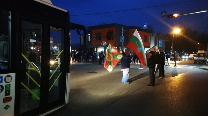Заради винетките: В Нови Искър излязоха на протест за втора поредна вечер