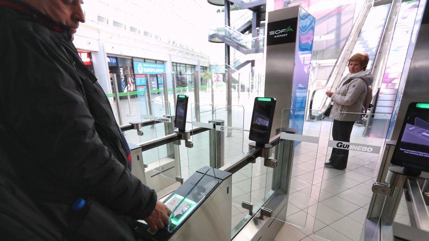 Без паспортна проверка по летищата за българите от 31 март - трябват ли документи за децата?