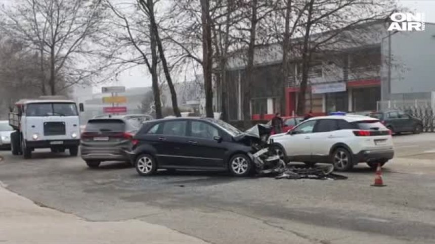 Катастрофа заради мъглата в Пловдив, шофьор е в болница