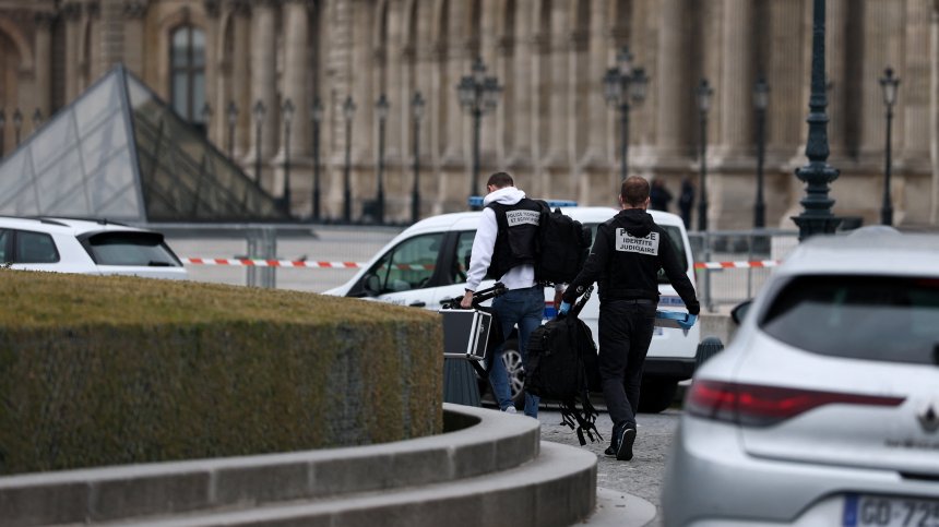 Намериха близо до "Лувъра" едно от откраднатите бижута