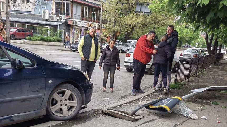 10-годишен подкара кола и я заби в автобусна спирка в София