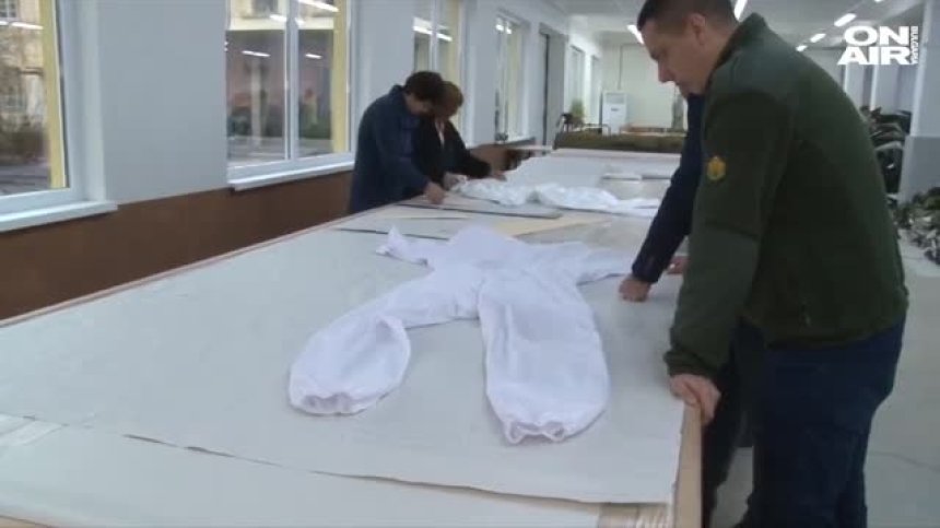 Маски, гащеризони... Денонощна работа на завода в Калофер
