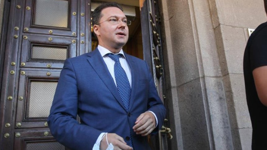 Даниел Митов: Отказът от двойно гражданство не става с проста молбичка