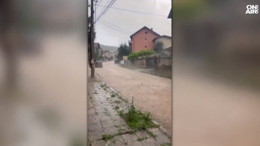 Силна градушка удари Перник, улиците станаха реки (+ВИДЕО)