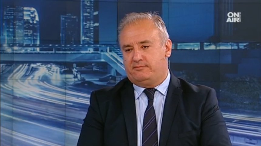 Властта определено се клати сериозно, подчерта социалист