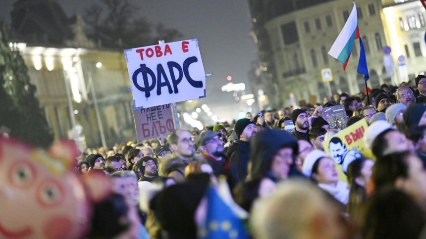 Протест в центъра на София с искания на оставки (+ВИДЕО)