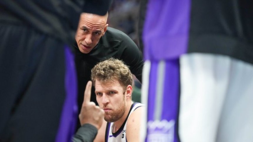 "Сакраменто" жъне успехи, Везенков отново не играе