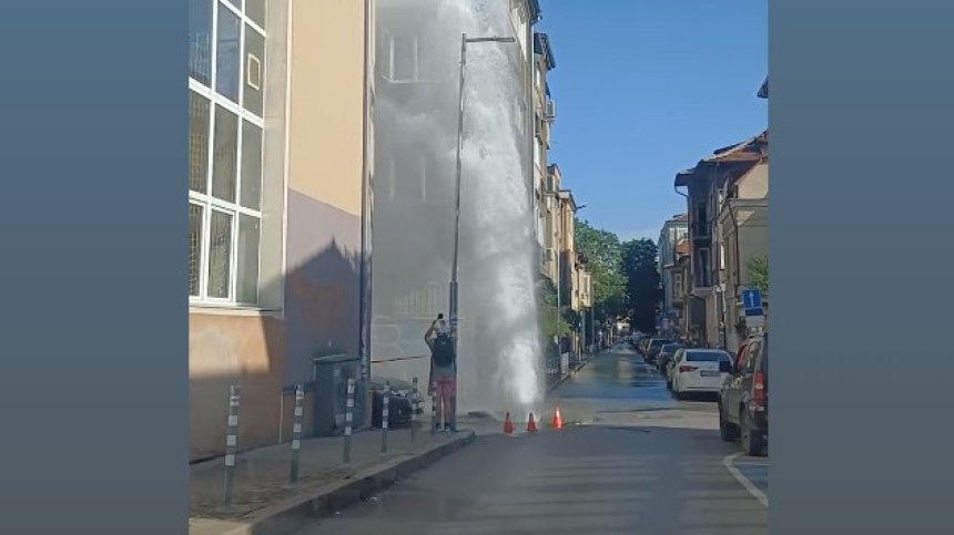 Гейзер с вряла вода бликна в центъра на София заради авария