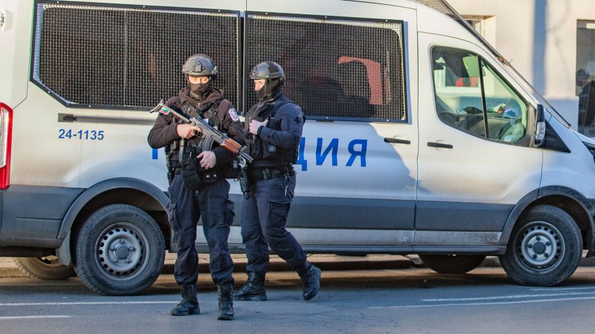 ДАЗД се самосезира за побой между ученички пред търговски център в София