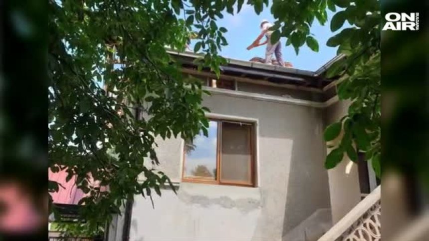 Измамен от мними майстори на покриви ги завързал, викнал полиция
