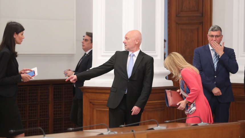 Тагарев: Ще продаваме директно въоръжение на Украйна, но ще има и за нас