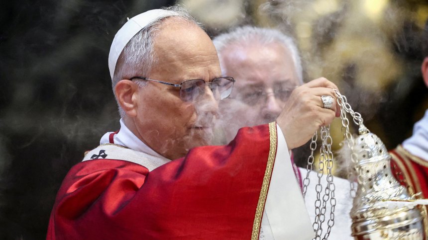 Папа Лъв XIV се помоли за душите на Франциск и покойните кардинали и епископи (СНИМКИ)