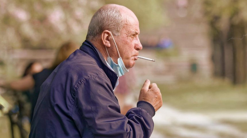 Пушенето на цигари с маска е двойно по-вредно