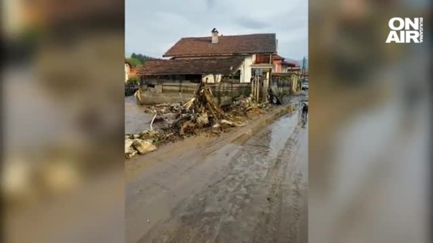 Тежка ситуация в Берковица, дъжд наводни къщи и мазета, евакуираха хора