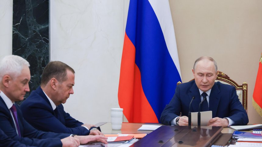 Медведев: Тръмп иска да е като Путин и да влезе в историята чрез Гренландия