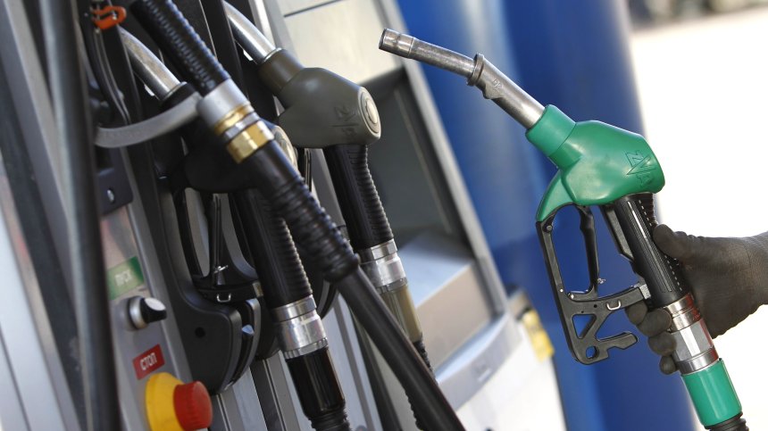 Дерогацията остава, отстъпката за горивата е мираж - властта и "Лукойл" се разбраха