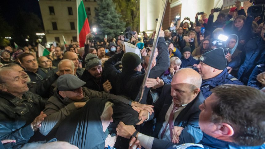 Прокуратурата се самосезира за сблъсъците пред Народния театър