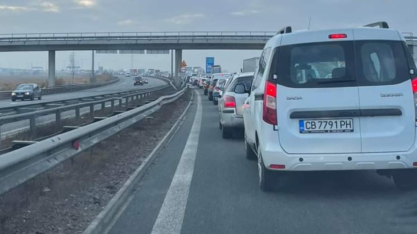 Шофьори в капан на Северната тангента в София, задръстването е километрично