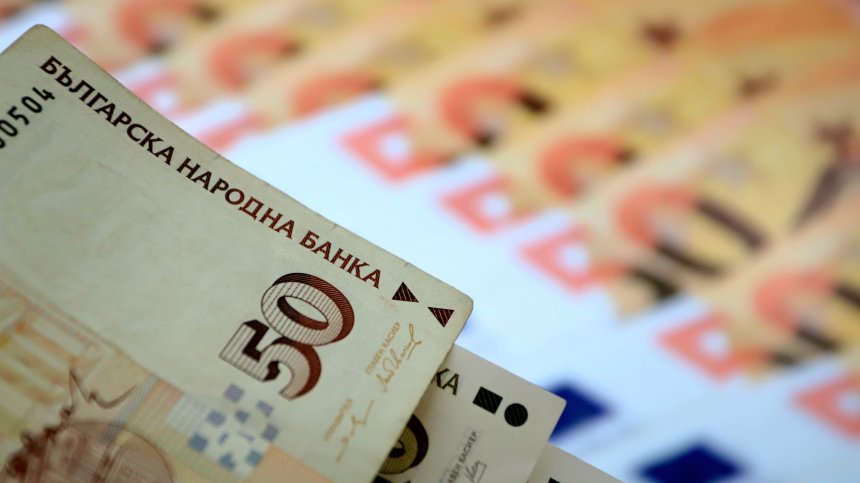 24-годишен учител спечели конкурса за лого за кампанията за влизане на България в Еврозоната
