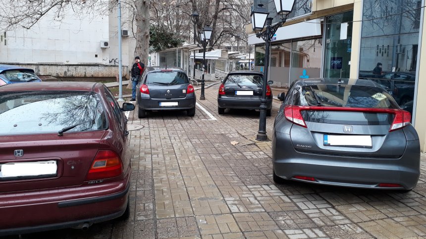 Безобразно паркиране пред страничния вход на Община Русе