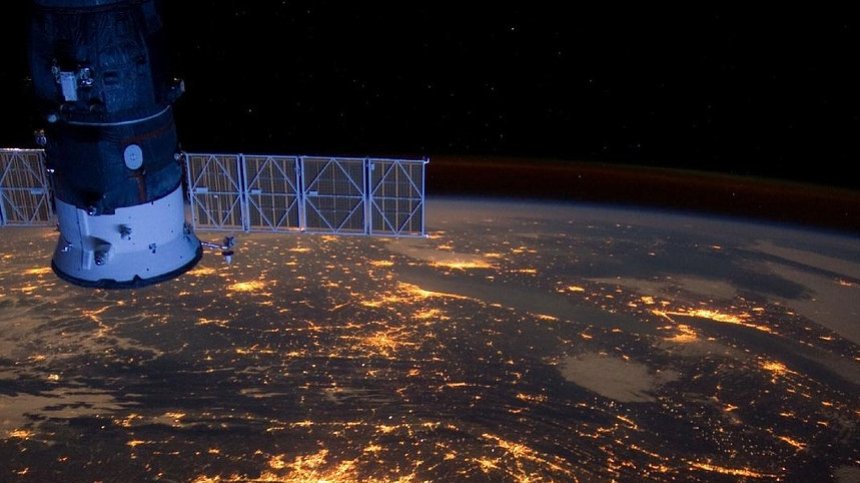 Сателит се разпадна в орбитата на Земята и засегна потребители на 3 континента