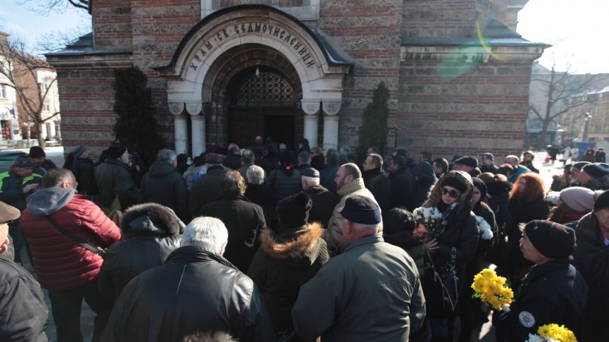 Стотици се стичат, за да си кажат последно сбогом с Иван Ласкин