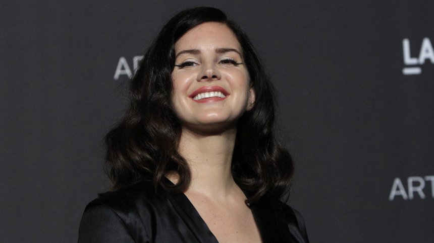 Лана дел Рей отмени концерти в Европа, загубила гласа си