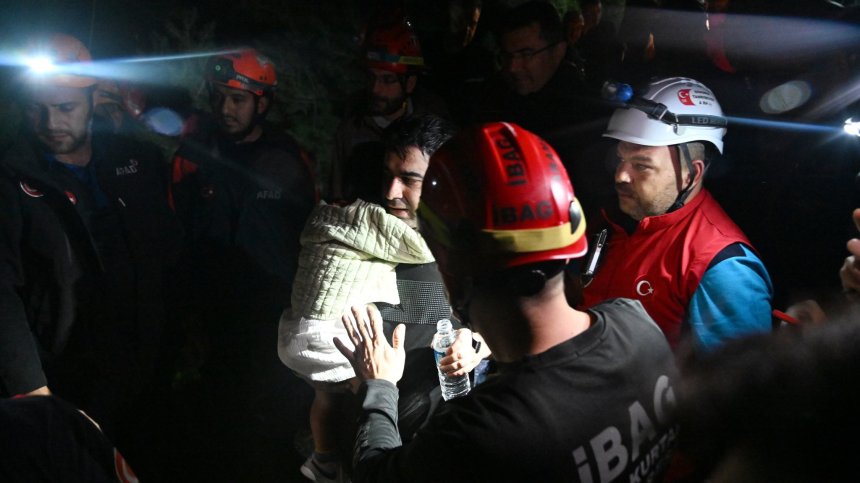 Продължава спасителната акция в Турция, след като кабинков лифт се срути в Анталия