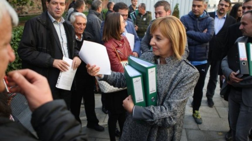 Мая Манолова с "14 класьора с доказателства" за нарушения на изборите