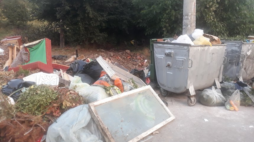 В разгара на лятото: Сметище до столична спирка, смрад и мръсотия