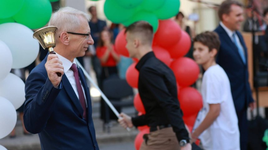 Денков би училищния звънец в София и въведе първолаците в клас в Караджово