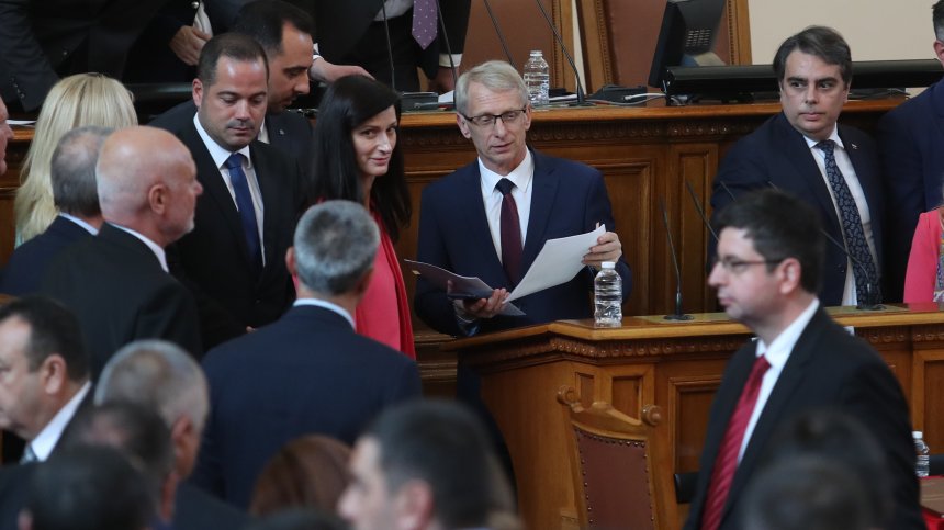 "Бивши съперници влизат в нелесен съюз" - световните медиите за кабинета "Денков-Габриел"