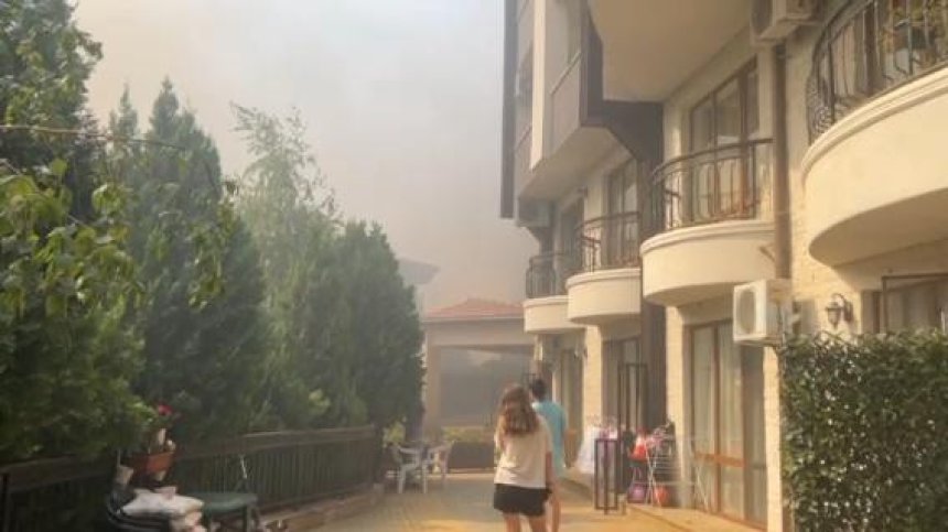 Кметът на Свети Влас: Пожарът, изпепелил десетки коли, е тръгнал от цигара (+ВИДЕО)