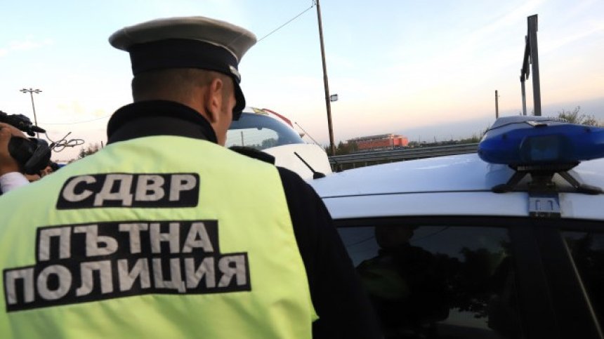 Задържаха шофьор без книжка, блъснал 18-годишен и избягал