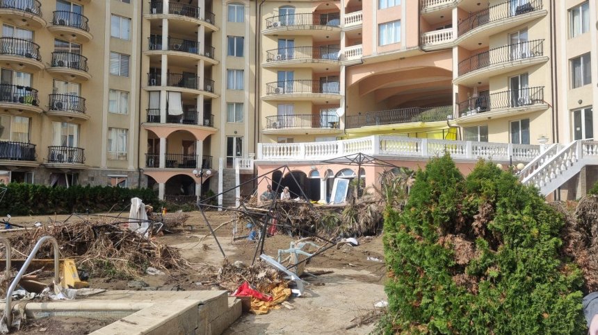 "Купих вилата да съм далеч от войната": Украинци с жилища на Елените ще съдят България