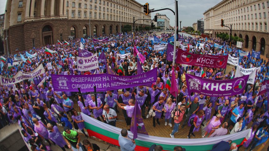 Властта обеща: Миньорите няма да останат без работа, взимат по 150 000 лв. при напускане