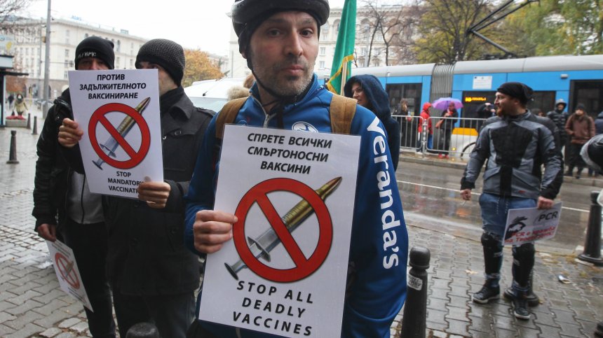 МЗ и лекари зоват за общи действия срещу Ковид-19 на фона на нов протест