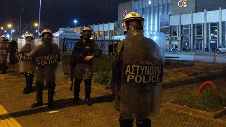 Неофашисти, анархисти и комунисти спретнаха демонстрации в Атина и предизвикаха безредици