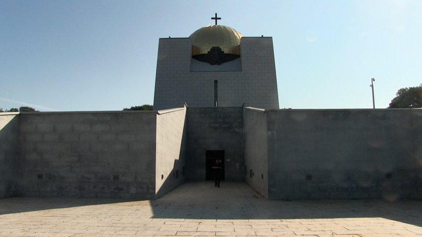 Вандали изпочупиха осветлението на Пантеона на възрожденците в Русе