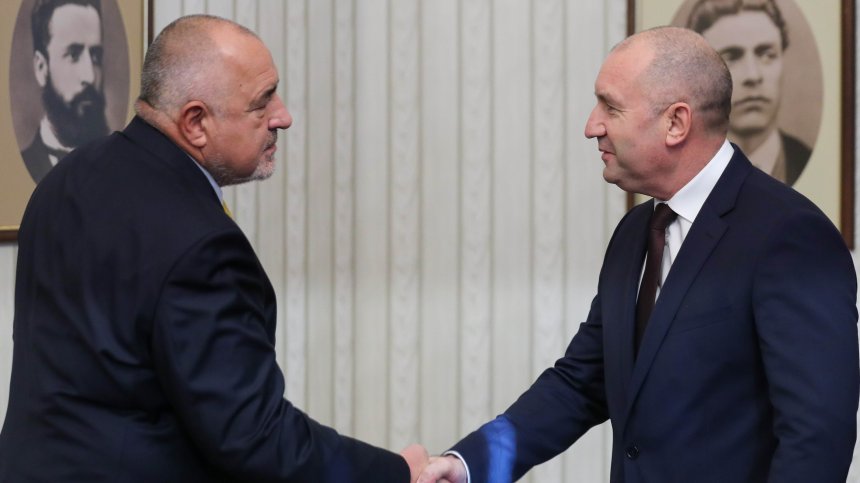 Борисов се измъкна, доказа кой кара влака и опита да хване Радев неподготвен