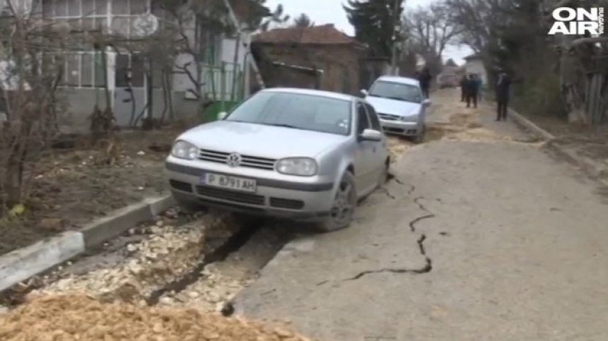 Паркирани коли пропаднаха на улица в Русе заради спукана водопроводна тръба
