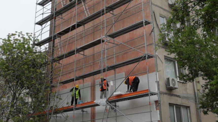 Министър Иван Иванов се похвали: Спасихме средствата по ПВУ за саниране