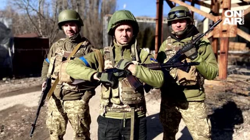 Украинските момчета, които замениха музикалните инструменти с оръжия