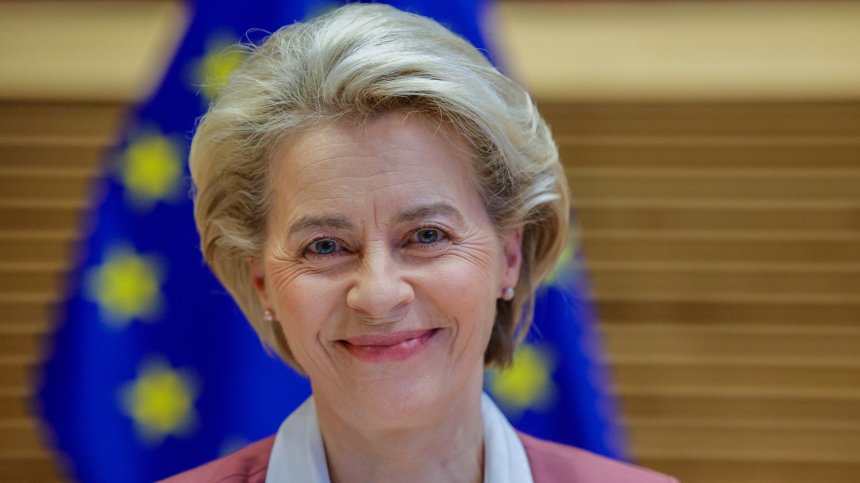 Урсула се поправи, очаква Радев на лидерската среща, а не Кирил Петков
